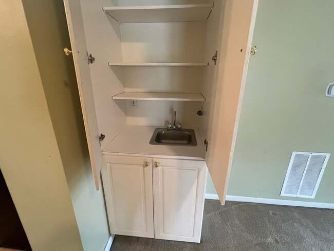 Building Photo - 1 Bedroom, 1 Bath, Unfurnished Condo with ...