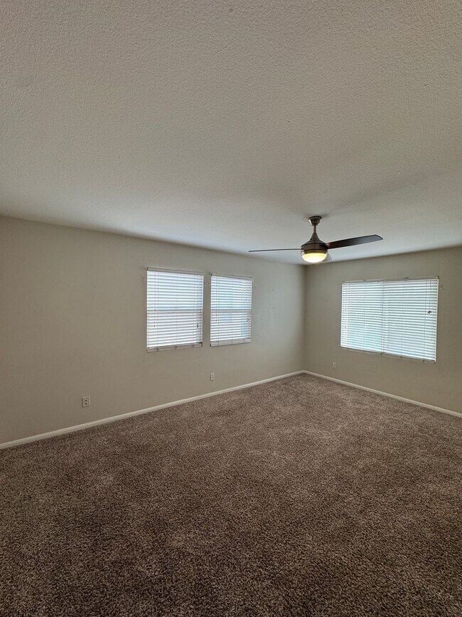 Building Photo - Spacious Lakeview Home with Loft & Community Amenities