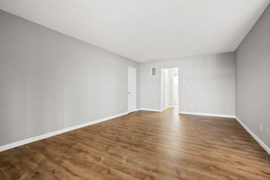 Building Photo - 3625 Mentone Ave