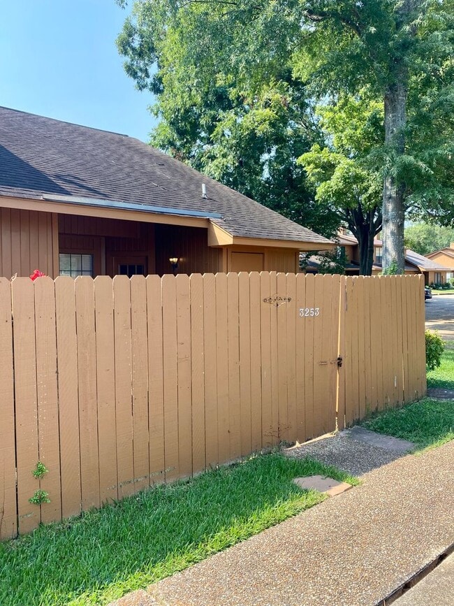 Building Photo - ** AVAILABLE NOW ** EASTWOOD ON THE BAYOU ...