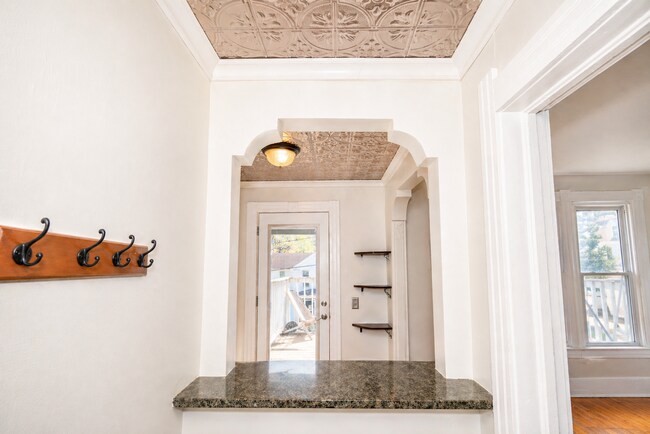 Building Photo - 114 E Johnson St