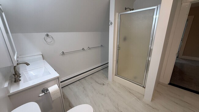 Building Photo - Charming 2-Bedroom w/ Office Apartment in ...
