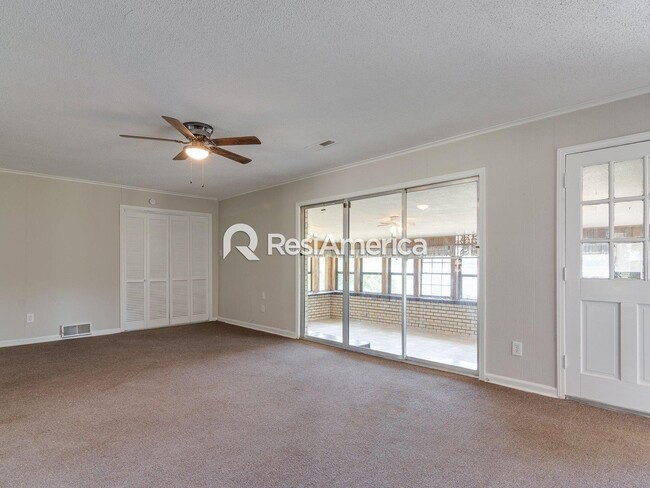 Building Photo - 3BR/2B Renovated Lake House Available For ...