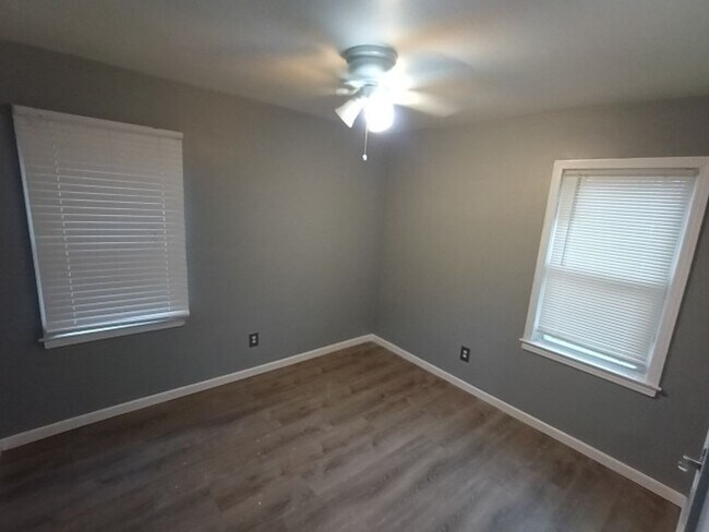 Building Photo - 3 bed/1 bath bungalow - Now Available!