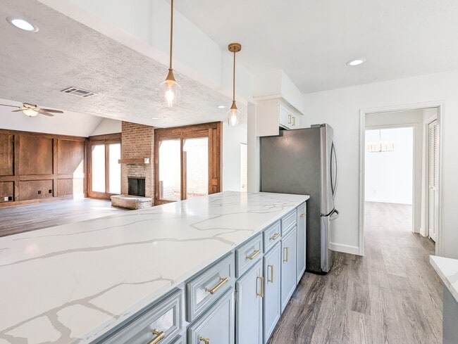 Building Photo - 2706 Oakmont Ln