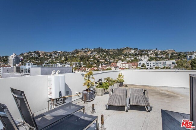 Building Photo - 1283 Havenhurst Dr