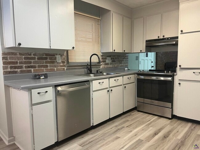 Building Photo - 409 Forest Lake Dr