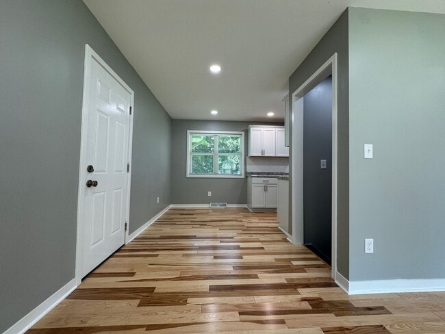 Building Photo - Stunning 5 Bedroom 2 Bathroom Home + Den i...