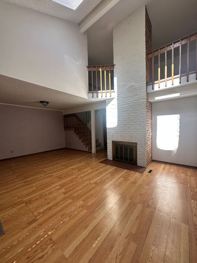 Building Photo - Townhome in Aurora nearby I-225