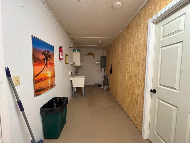 Building Photo - 1050 Bloomfield Dr