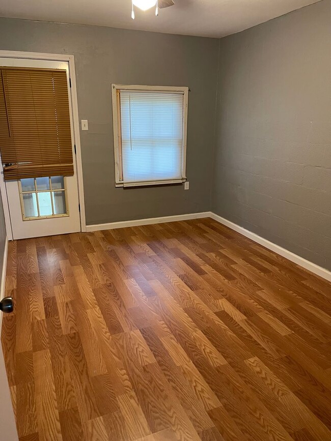 Building Photo - Cute 2/1 House in West Lampasas