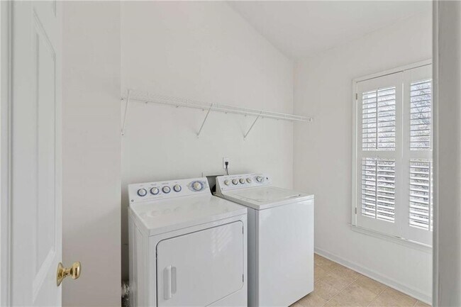 Building Photo - 610 Vinings Estates Dr SE