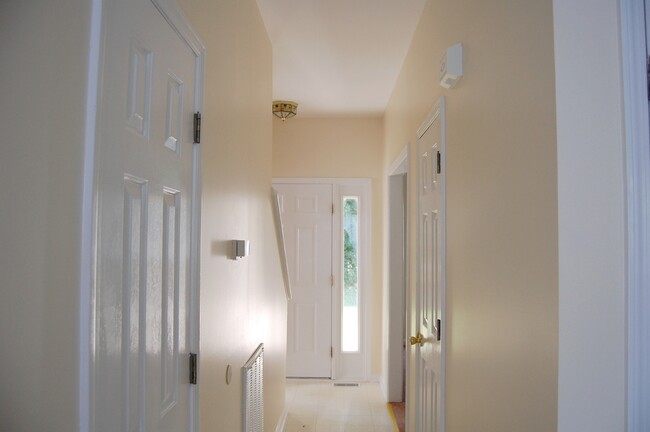 Building Photo - Student Friendly Huge 4 BR house, 5 minute...