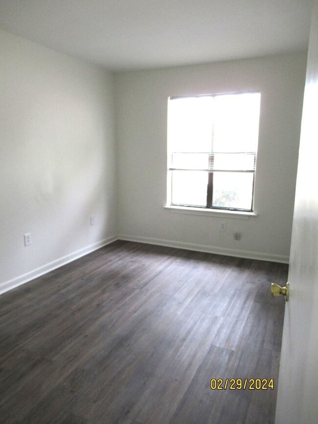 Building Photo - Newly Remodeled-Willow Run Apartment