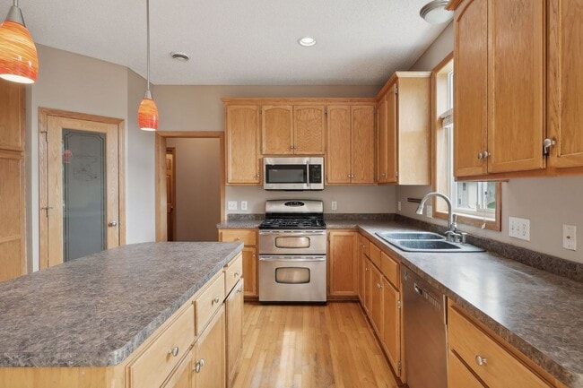 Building Photo - Gorgeous Single Family Home - June 1st Mov...