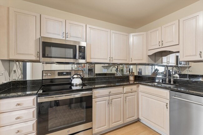 Building Photo - 1850 N Clark St