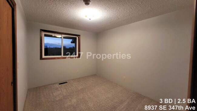 Building Photo - Not-So-Boring Living - 3BD Home with a View of Mt. Hood