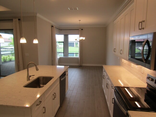 Building Photo - 608 Maraviya Blvd