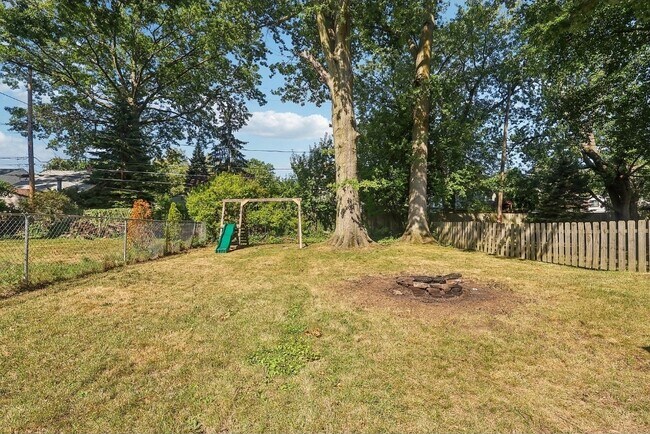Building Photo - 446 Huntmere Dr