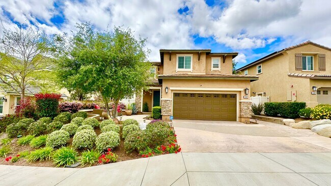 Building Photo - Beautiful "Model" Home in the Horse Creek ...