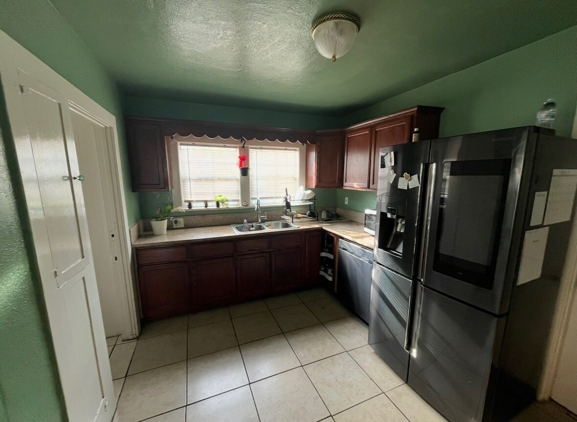 Building Photo - 4327 Kenwood Ave