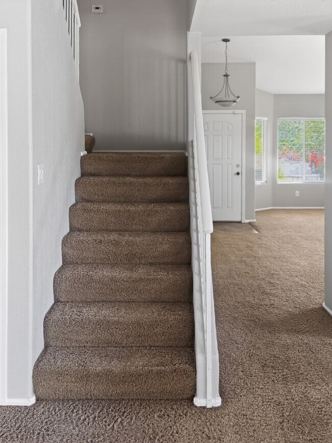 Building Photo - Beautifu;l 4Bed/2.5Bath, Private Pool Home!