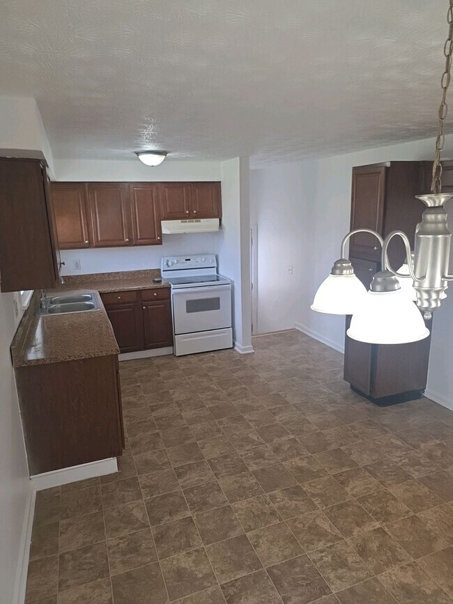 Building Photo - 7802 Columbine Dr