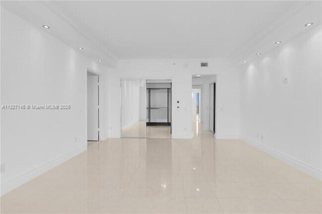 Building Photo - 21200 NE 38th Ave