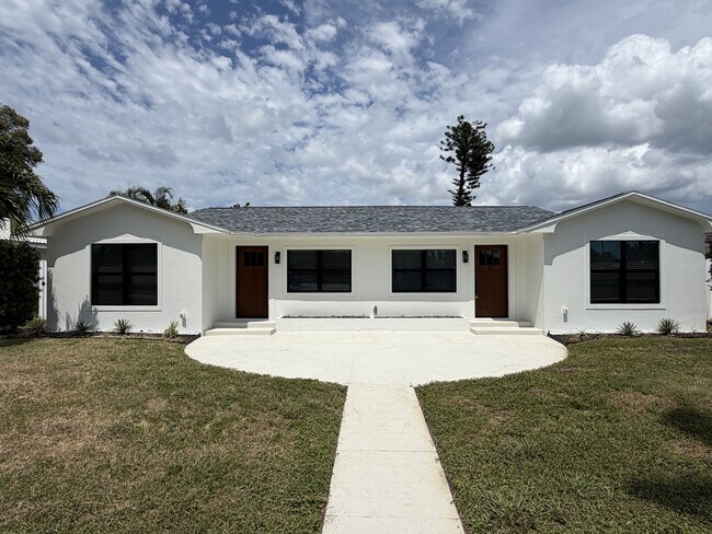 Building Photo - 3219 E Debazan Ave