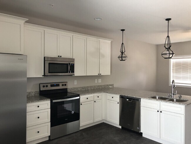 Building Photo - 2BD 2.5 BA TOWNHOME FOR RENT CLOSE TO TTU