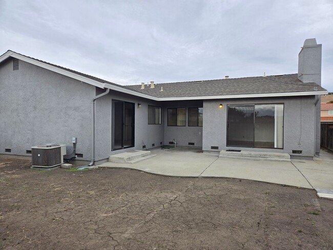 Building Photo - Spacious Home with Open Floorplan, Fresh P...