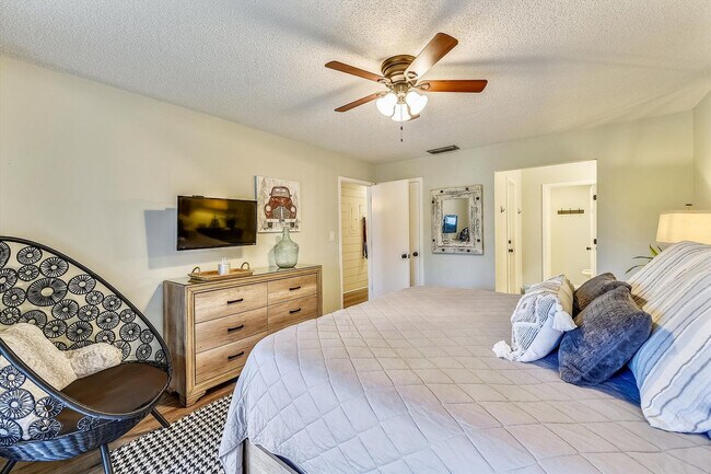 Building Photo - 11222 Hutchison Blvd