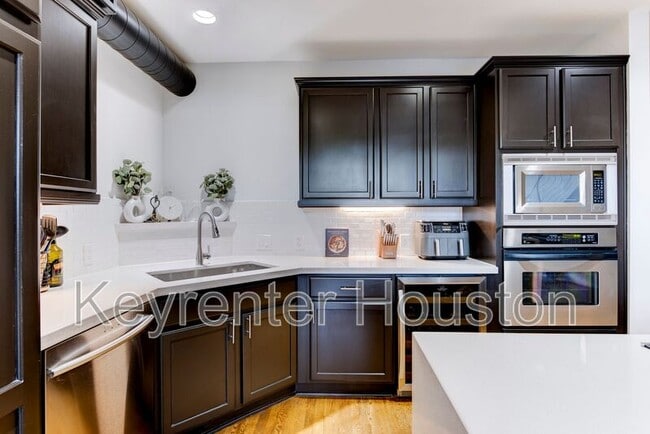 Building Photo - 1005 S Shepherd Dr