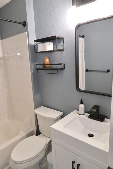 Guest bathroom - 500 Rolling Oak Dr