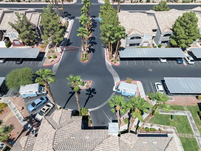 Building Photo - Beautifully maintained 1-story condo in Resort Style Community!