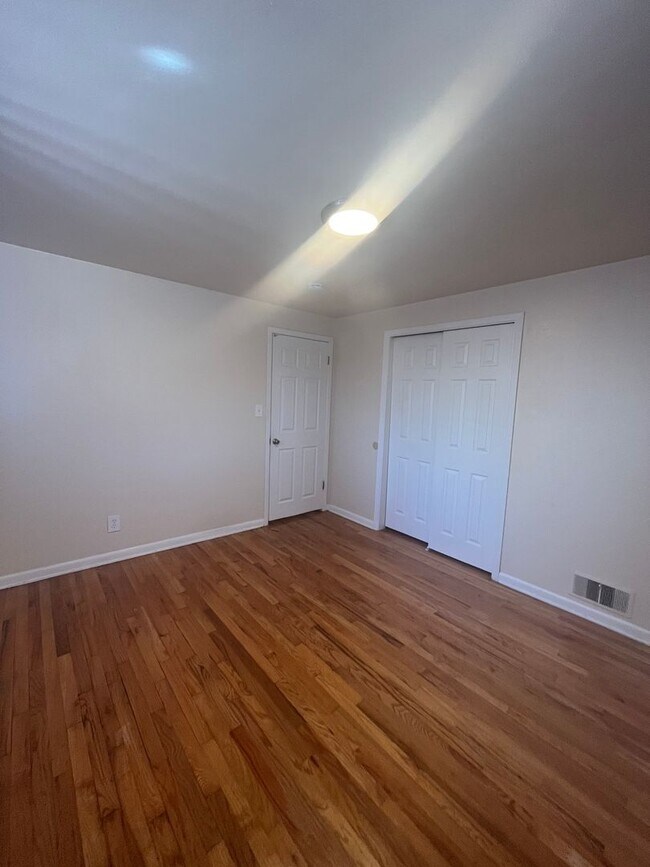 Building Photo - Charming Two Bedroom in Lakewood-Updated, ...