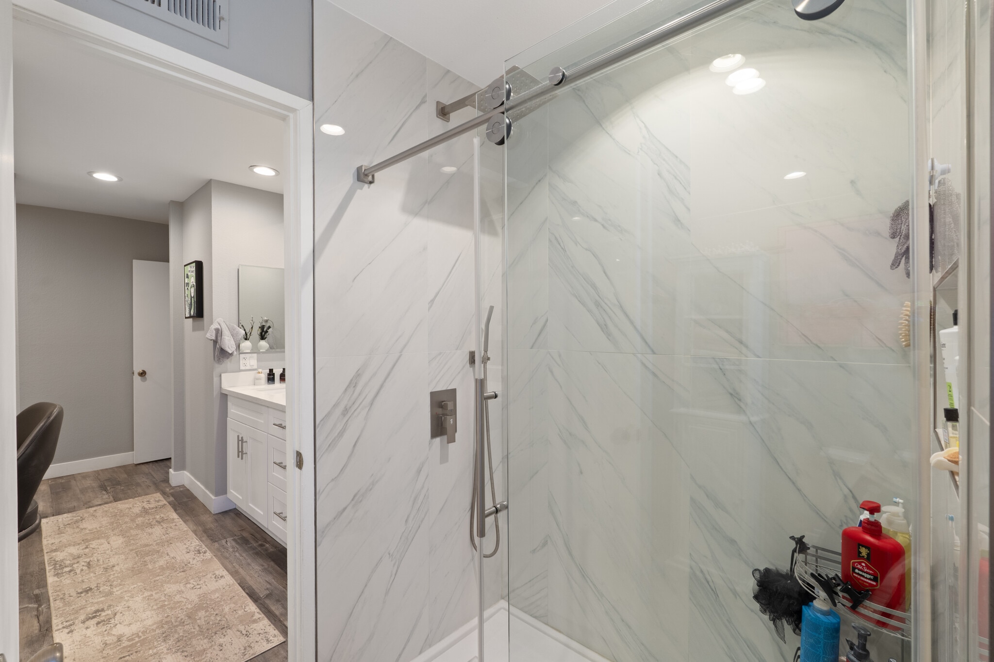 Suite Walk in shower - 18175 Andrea Cir N