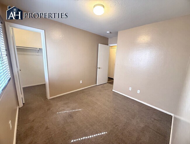 Building Photo - 9543 W Sunnyslope Ln