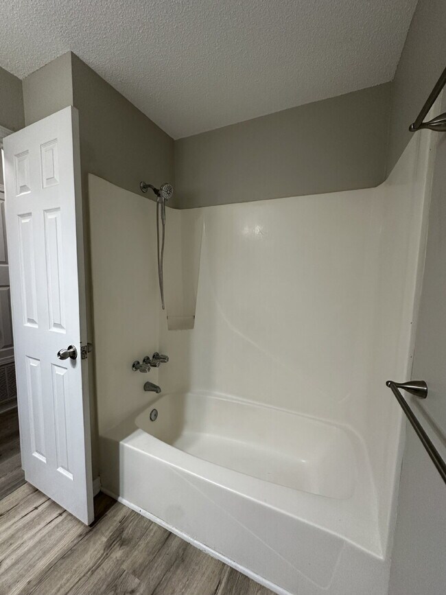 Building Photo - Renovated 2BR Coastal Apartment in Gulf Br...