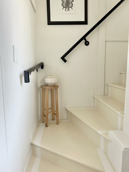 Building Photo - 329 E Mariposa Way