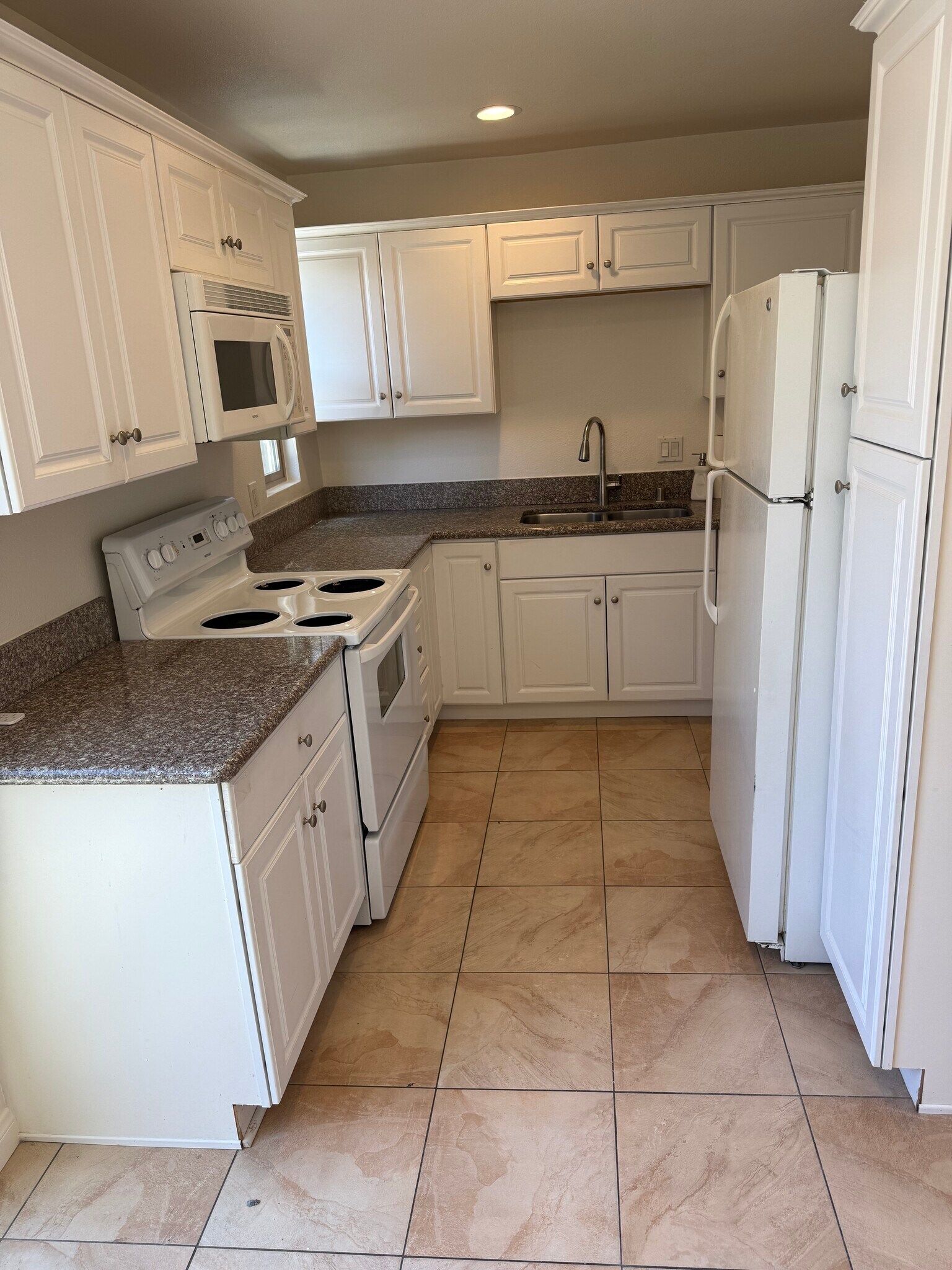 Kitchen - 4475 Dale Ave