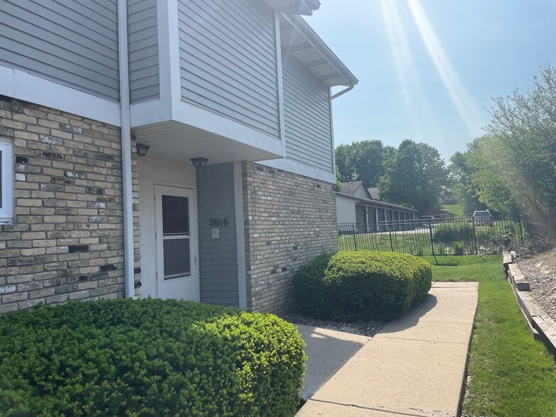 Side entrance - 2022 McKenna Blvd