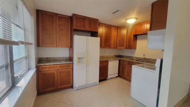 Building Photo - 1821 NE 56th St