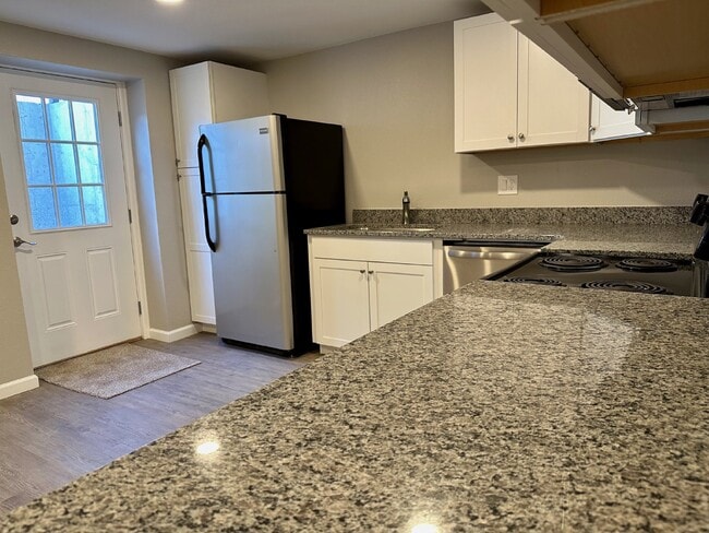 Building Photo - Charming 2-Bedroom Basement Unit with Private Yard – Flat-Rate Utilities!