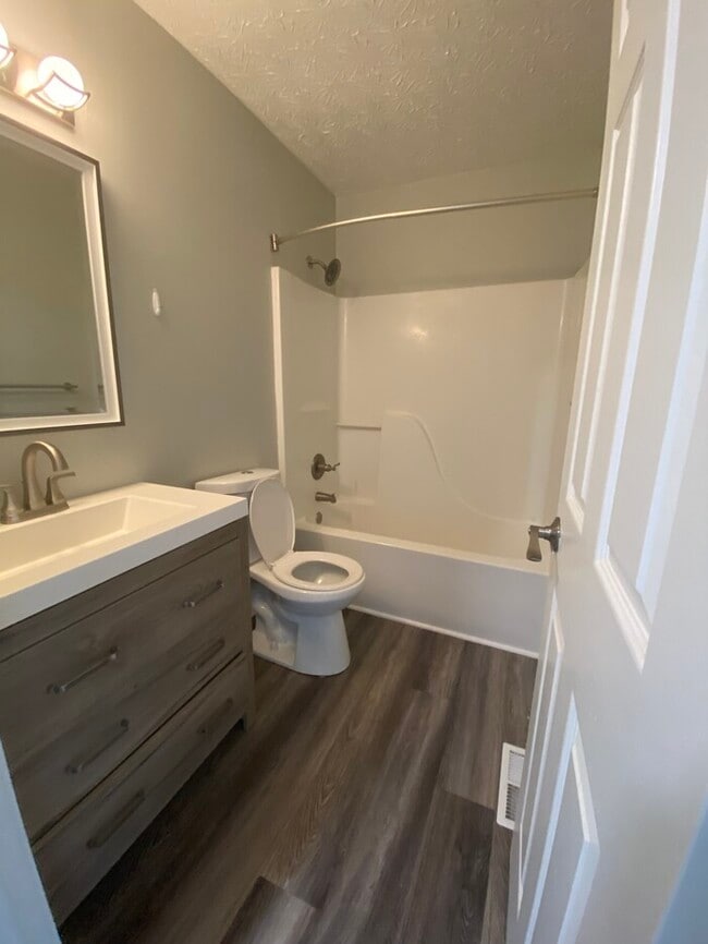 Building Photo - 2-Bedroom Townhome