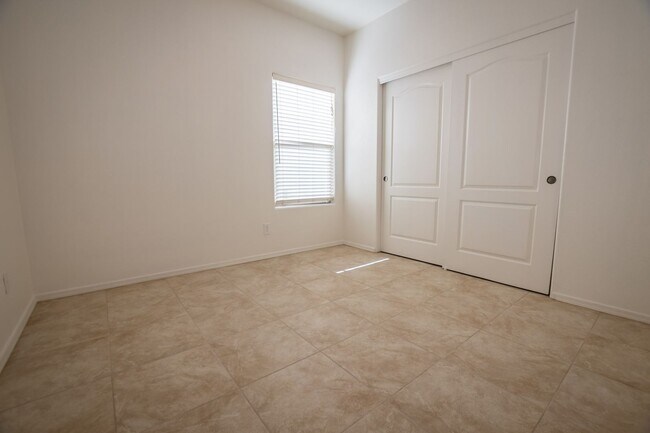 Building Photo - Charming 4 Bedroom, 3 Bath Home, with 2 Ca...