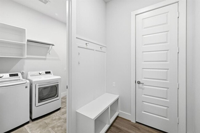 Building Photo - 9201 Spire View