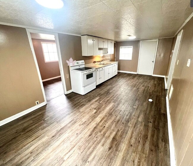 Building Photo - Cozy & Quiet 3BR Home with LVP Flooring