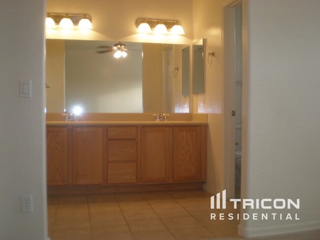 Building Photo - 15613 N Poppy St