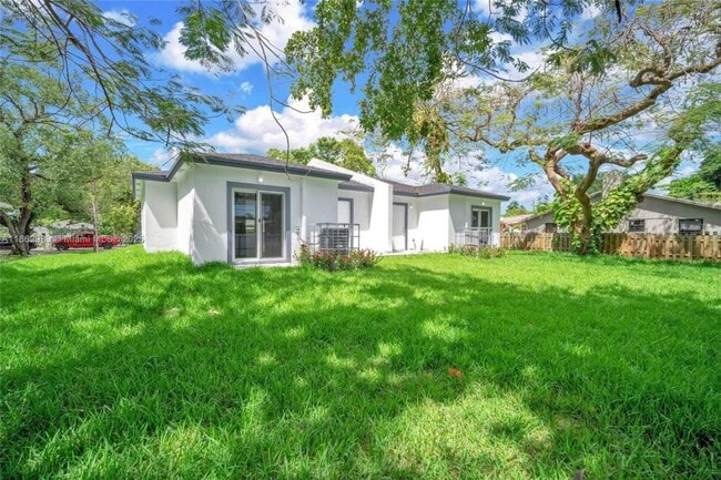 Building Photo - 3 bedroom in Miami FL 33142